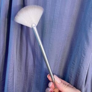 Bellame Fan Brush